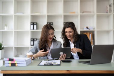 Toplantı odasındaki mali raporun incelenmesi ve tartışılması için iş danışmanlığı toplantısı. Yatırım Danışmanı, Mali Danışman ve Muhasebe Konsepti