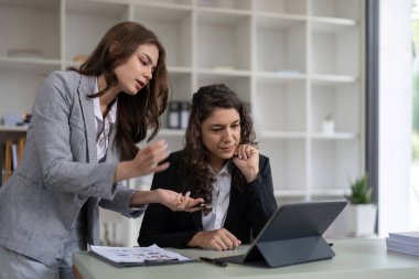 Toplantı odasındaki mali raporun incelenmesi ve tartışılması için iş danışmanlığı toplantısı. Yatırım Danışmanı, Mali Danışman ve Muhasebe Konsepti.