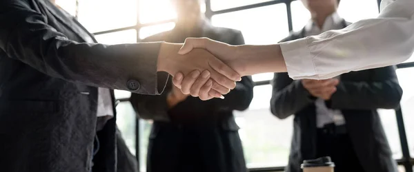 自信を持ってオフィスのミーティングテーブルで握手をするグループビジネスの人々 若いビジネスマンとビジネスマンの労働者は投資契約の合意を表明する — ストック写真