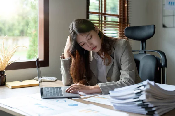 Asiatische Geschäftsfrau Gestresst Büroangestellte Mit Papierkram Überlastet — Stockfoto