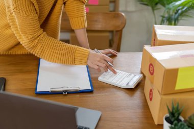 Başlangıçta küçük işletme girişimcisi online KOBİ ya da ev konseptinde çalışan serbest çalışan kadın, yurtiçi ofiste genç Asyalı küçük işletme sahibi, çevrimiçi pazarlama paketleme ve dağıtım, KOBİ kavramı.