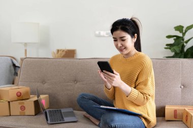 Başlangıçta küçük işletme girişimcisi online KOBİ ya da ev konseptinde çalışan serbest çalışan kadın, yurtiçi ofiste genç Asyalı küçük işletme sahibi, çevrimiçi pazarlama paketleme ve dağıtım, KOBİ kavramı.