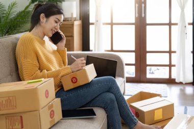 Başlangıçta küçük işletme girişimcisi online KOBİ ya da ev konseptinde çalışan serbest çalışan kadın, yurtiçi ofiste genç Asyalı küçük işletme sahibi, çevrimiçi pazarlama paketleme ve dağıtım, KOBİ kavramı.