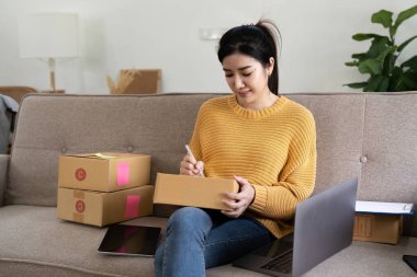 Başlangıçta küçük işletme girişimcisi online KOBİ ya da ev konseptinde çalışan serbest çalışan kadın, yurtiçi ofiste genç Asyalı küçük işletme sahibi, çevrimiçi pazarlama paketleme ve dağıtım, KOBİ kavramı.