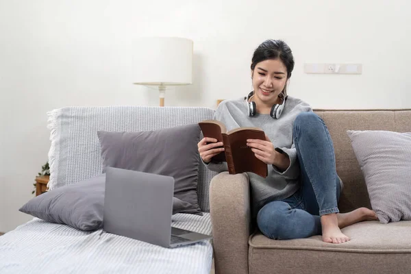 Jovem Bela Mulher Asiática Estudante Sentado Sofá Leitura Livro Casa — Fotografia de Stock