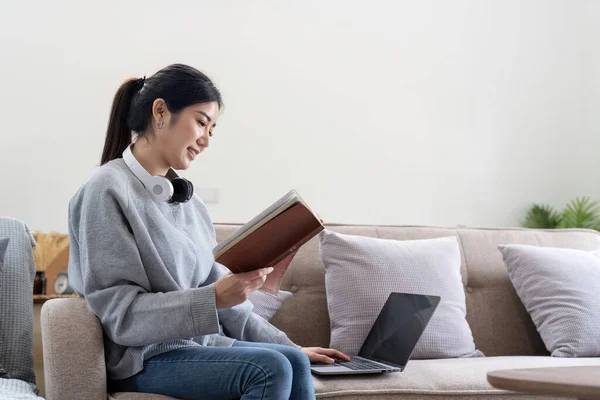 Junge Schöne Asiatische Studentin Sitzt Hause Auf Dem Sofa Und — Stockfoto