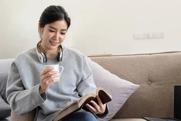 Junge Schöne Asiatische Studentin Sitzt Hause Auf Dem Sofa Und — Stockfoto