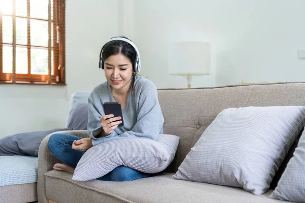 Asiatin Hört Musik Mit Handy Und Kopfhörer Ruhiges Wochenende Hause — Stockfoto