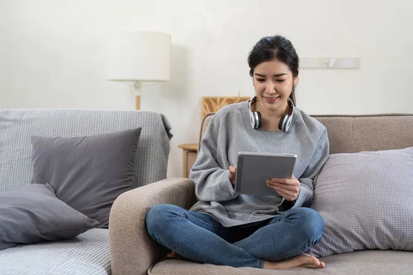 Evde Kanepede Oturan Internet Gezinirken Tablet Kullanarak Rahat Kıyafetli Mutlu — Stok fotoğraf