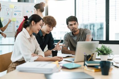 Genç Asyalıların ofiste iş toplantısı var. Takım çalışması beyin fırtınası planlama toplantısı konsepti.