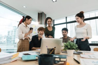 Genç Asyalıların ofiste iş toplantısı var. Takım çalışması beyin fırtınası planlama toplantısı konsepti.