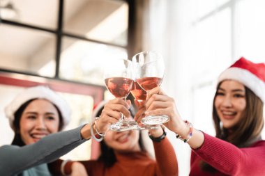 Noel partisi Şampanyalı neşeli genç arkadaşlar.