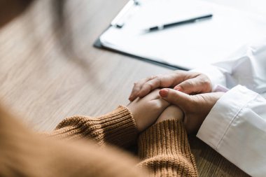 Kapatın doktor. Hastanın elini tutun. Rahatlayın, sağlık hizmeti verin. Sağlık yardımı, güven desteği.