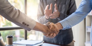 İş adamları el sıkışıyor, toplantıyı bitiriyor. İş ahlakı, tebrik, birleşme ve satın alma kavramı.