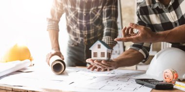 Mimarlık mühendisi takım çalışması toplantısı mimari proje ve mühendislik araçları üzerinde çalışma planı üzerinde çalışma, teknik çizimler üzerinde çalışma kavramı.