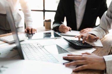 Toplantı odasındaki mali raporun analizi ve tartışılması için Asyalı iş danışmanı toplantısı. Yatırım Danışmanı, Mali Danışman ve Muhasebe Konsepti.