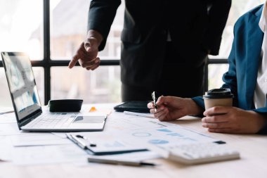 Konferans Tartışma Kurumu Konsepti, analiz için grafik grafik hesap makinesi, dizüstü bilgisayar ve borsa grafikleri kullanarak İş Adamları Toplantısı Gelecek ay kaliteyi artırmak için planlar.