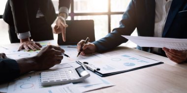 İş ekibi toplantısı ve iş sonuçları sunumu tartışma ve analiz veri tablosu ve grafik, finans ve muhasebe. İş performansı konsepti.