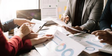 İş ekibi işbirliği mali veriler ve pazarlama büyüme raporlarıyla analiz etmeyi takım halinde, şirket kârından yararlanmak için strateji planlama, sunum ve beyin fırtınası grafiği üzerinde tartışır..