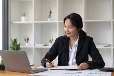 Muhasebeci ya da mali müfettişler rapor hazırlıyor, hesaplıyor. Konut kredisi, yatırım, ekonomi, tasarruf parası veya sigorta kavramı.