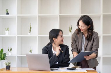 Toplantı odasındaki mali raporun analizi ve tartışılması için Asyalı iş danışmanı toplantısı. Yatırım Danışmanı, Mali Danışman ve Muhasebe Konsepti.
