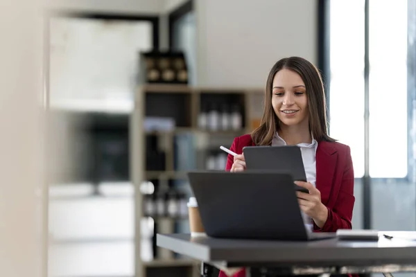 Portrait Successful Business Woman Using Digital Tablet Corporate Office — Fotografia de Stock