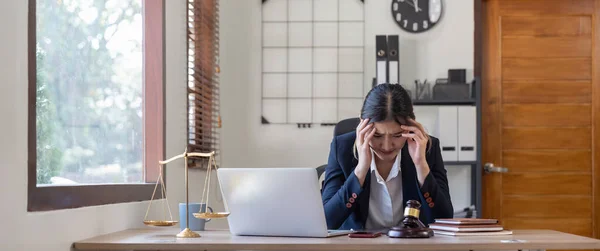 Young Businesswoman Lawyer Looking Stressed She Works Her Computer Consultant —  Fotos de Stock