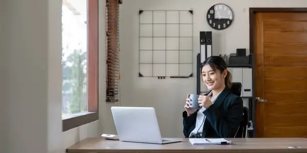 Молодая Счастливая Профессиональная Деловая Женщина Работница Сидящая Столом Работая Ноутбуке — стоковое фото