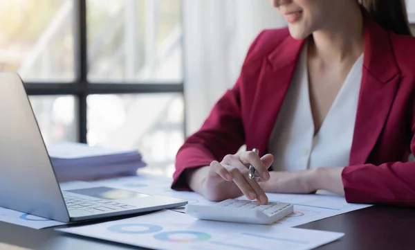 Şirketlerin ofis ve iş geçmişlerindeki mali sonuçlarını, vergi, muhasebe, istatistik ve analitik araştırmaların mali sonuçlarını hesaplamak için kadın eli hesap makinesini kapatın.