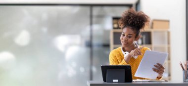 Siyah kız öğrenci çevrimiçi öğrenim sınıfı çevrimiçi video çalışması öğretmenle uzaktan görüşme, kız bilgisayar laptopuyla çevrimiçi dil öğrenme.