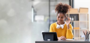 Siyah kız öğrenci çevrimiçi öğrenim sınıfı çevrimiçi video çalışması öğretmenle uzaktan görüşme, kız bilgisayar laptopuyla çevrimiçi dil öğrenme.