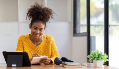 Asyalı kız öğrenci çevrimiçi öğrenim kursu çevrimiçi video dersi Zoom öğretmeni, Mutlu Asyalı kız bilgisayar laptopuyla İngilizce öğreniyor.