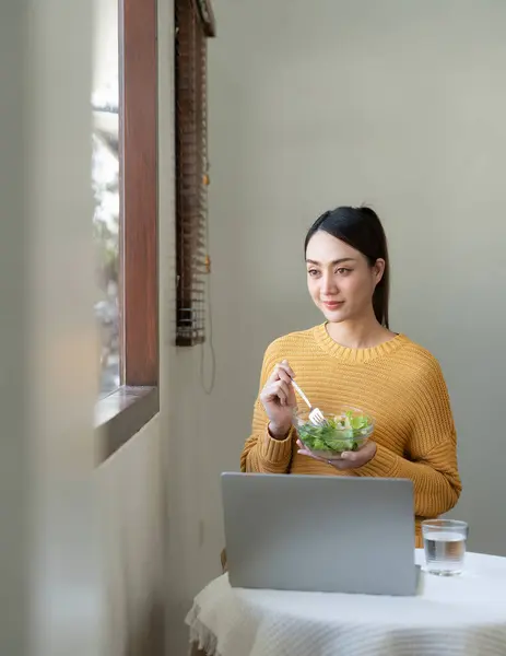 Счастливая Азиатка Ест Здоровые Овощи Салат Смесь Время Использования Ноутбук — стоковое фото
