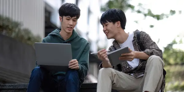 Dois Jovens Estudantes Universitários Asiáticos Discutindo Trabalhando Seu Projeto Escolar — Fotografia de Stock