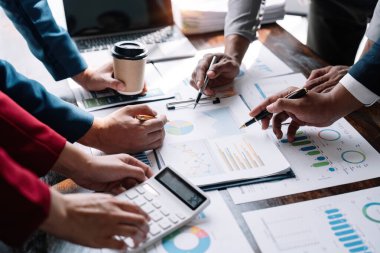 Toplantı odasındaki mali raporun incelenmesi ve tartışılması için iş danışmanlığı toplantısı. Yatırım Danışmanı, Mali Danışman ve Muhasebe Konsepti.