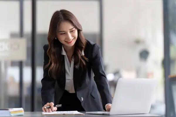 Young Business Woman Standing Office Writing Work Using Laptop Take —  Fotos de Stock