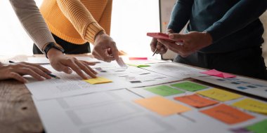 Mobil uygulama arayüzü ile ilgili beyin fırtınasını modern ofisteki müşteri özeti ve renk koduyla birlikte tablo üzerinde kapatın. Yaratıcı dijital geliştirme ajansı.