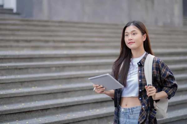 Asiática Estudante Universitário Feminino Com Seu Laptop Frente Prédio Campus — Fotografia de Stock