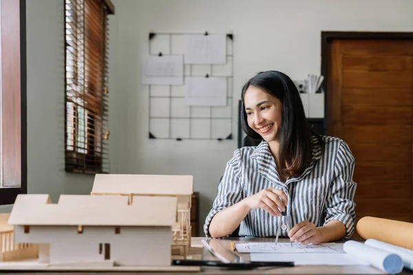 Vrouwelijke Aziatische Architect Werkt Aan Blauwdruk Kantoor — Stockfoto