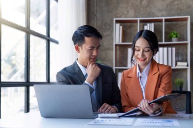 İş ekibi toplantısı, mali veriler ve pazarlama iş stratejisi projesi, sunum ve yeni proje yapma konusunda analiz ve beyin fırtınası konularını tartışmak üzere konferansa gidecek..