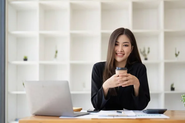 Asian Business Woman Holding Cup Coffee Desk Financial Graph Desktop — Zdjęcie stockowe
