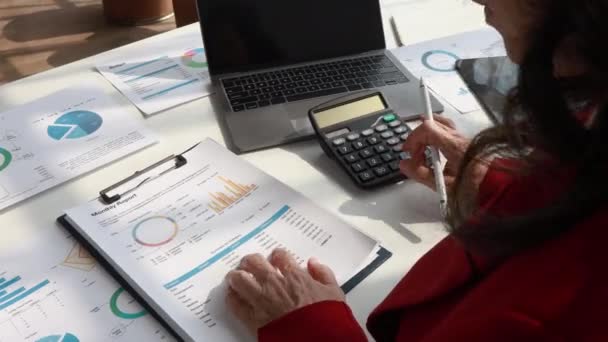 Senior Frau Buchhalterin Berechnungen Und Analyse Von Finanzdaten Mit Taschenrechner — Stockvideo
