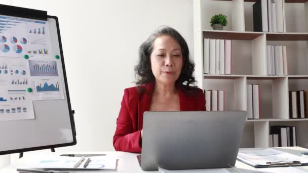 Asian Senior Business Woman Office Talking Computer Video Call Application — Vídeo de stock