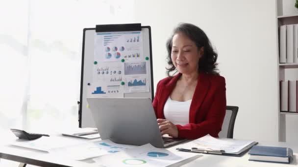 オフィスでコンピュータビデオ通話アプリケーションコンサルティングクライアントが話しているアジアの高級ビジネス女性は 同僚と遠隔作業仮想イベントを通信遠く離れたビジネス女性 — ストック動画
