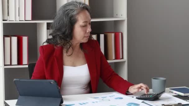 Senior Woman Accountant Calculations Analyzing Financial Graph Data Calculator Laptop — ストック動画