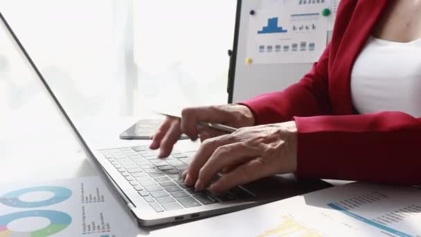 Finanzplan Oder Marketingstrategie Close Hands Accountant Senior Woman Working Laptop — Stockvideo