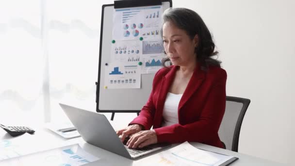 Affari Anziano Asiatico Donna Working Laptop Suo Ufficio Imprenditrice Donna — Video Stock