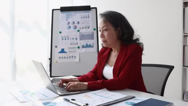 Asiatico Anziani Affari Donna Ufficio Parlando Computer Video Chiamata Applicazione — Video Stock