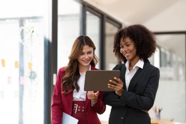 Modern ofiste finansal raporları analiz etmek için tablet kullanmayı kullanan mutlu iş adamı yatırım finansal analiz kavramı.