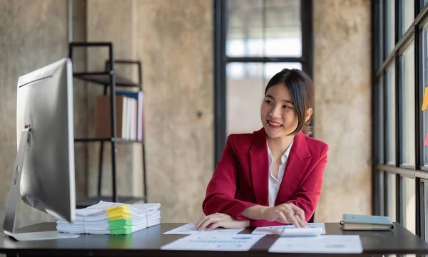 Geschäftsfrau Arbeitet Schreibtisch Büro Mit Einem Taschenrechner Die Zahlen Berechnen — Stockfoto